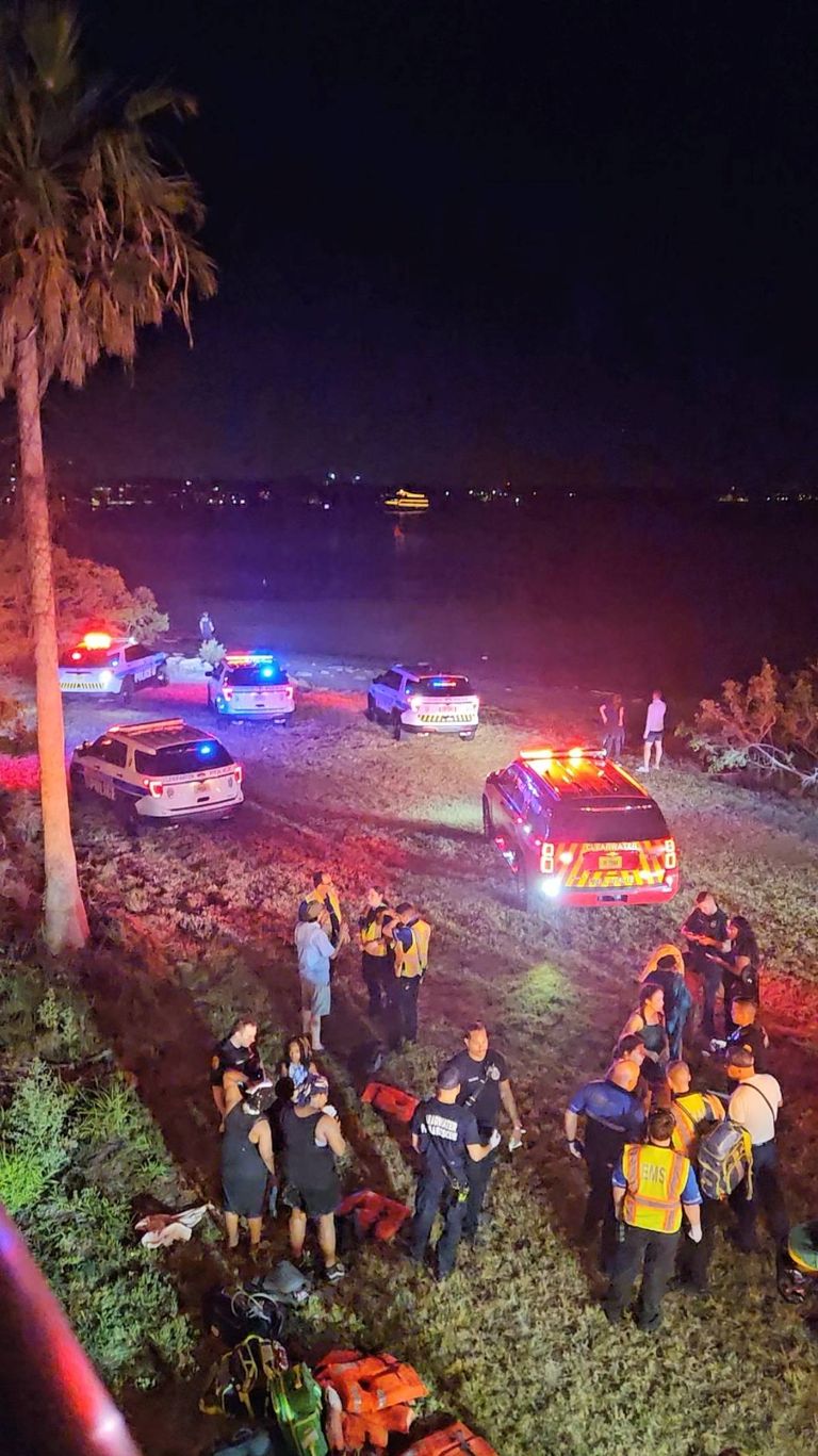 أفراد من خدمات الطوارئ في موقع الحادث 