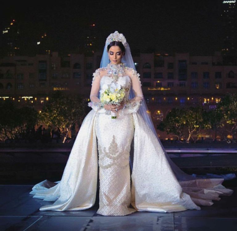 بلقيس فتحي تطرح فستان زفافها في مزاد