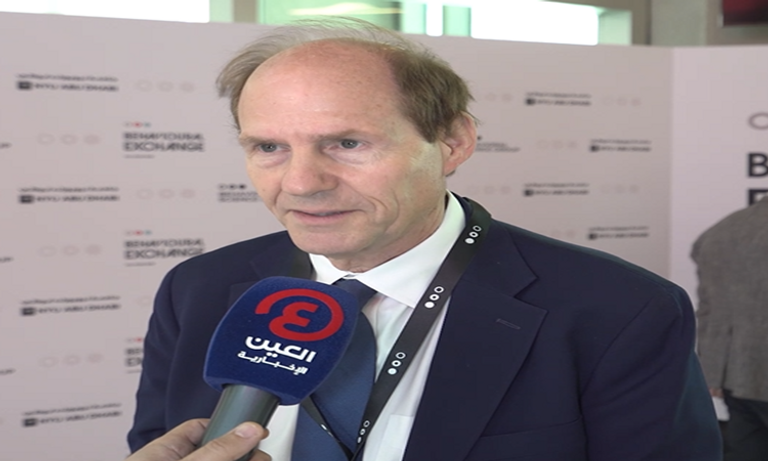 البروفيسور كاس سانستين