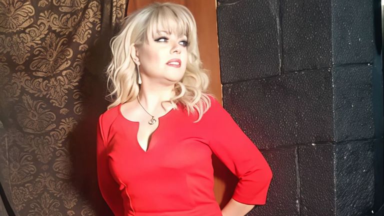 الفنانة السورية سمر عبد العزيز