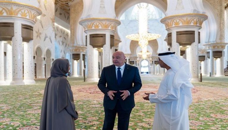 رئيس لبنان يزور جامع الشيخ زايد الكبير في أبوظبي