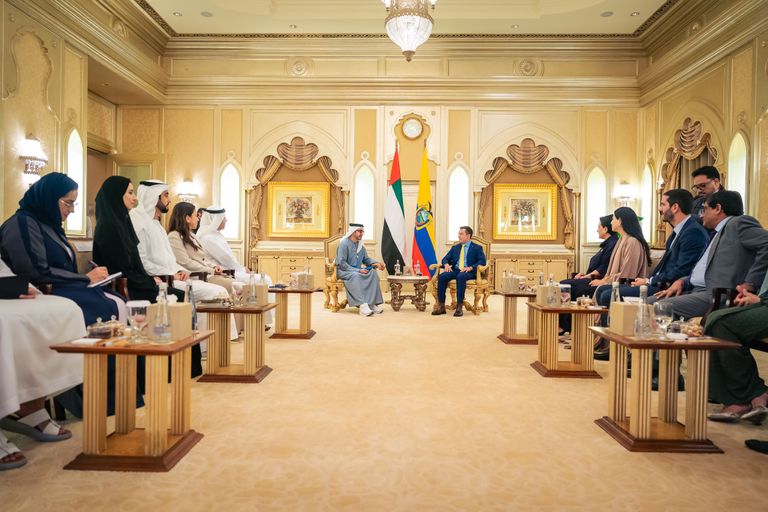 عبدالله بن زايد ورئيس الإكوادور يبحثان تعزيز علاقات التعاون