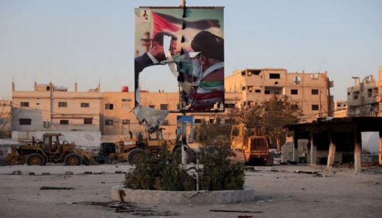 صورة ممزقة لبشار الأسد خلال لقاء مع المرشد الإيراني