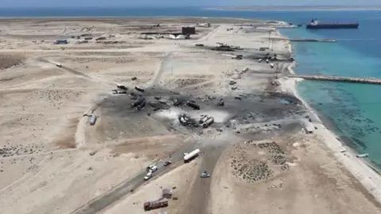 الحوثيون يحتجزون 15 سفينة في ميناء رأس عيسى