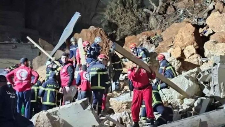 الأب يسيطر عليه الحزن وتأثير الصدمة 