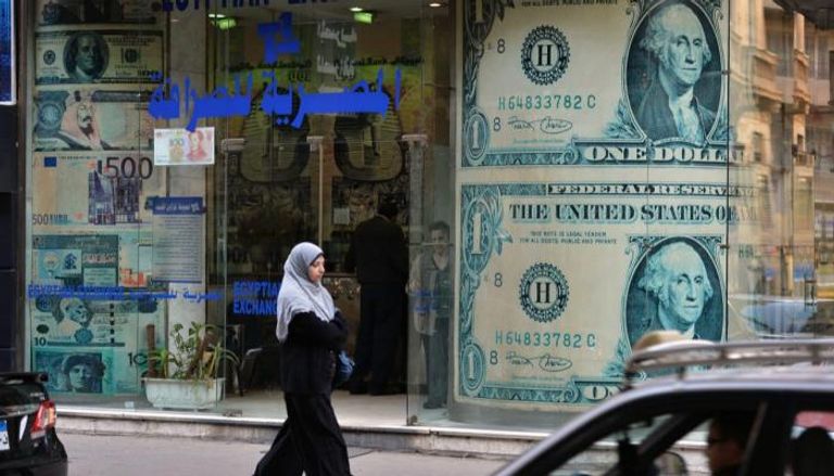 الدولار الأمريكى على واجهة إحدى الشركات