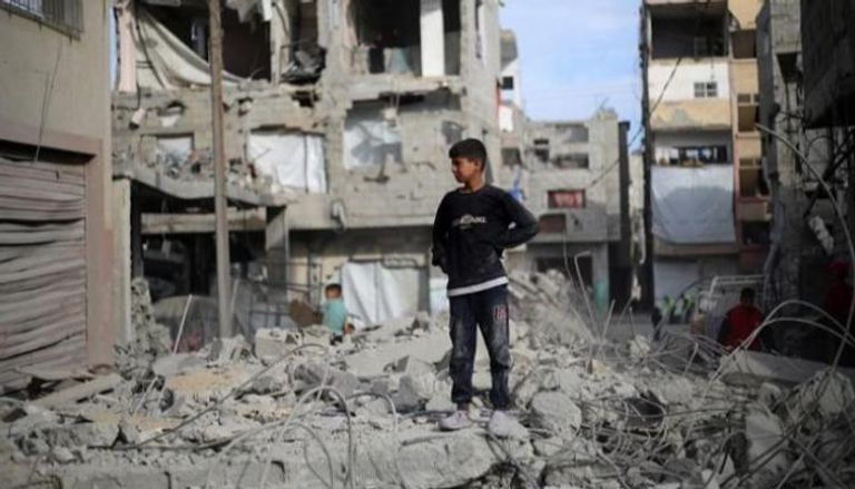 طفل فلسطيني فوق أنقاض أحد المنازل بغزة