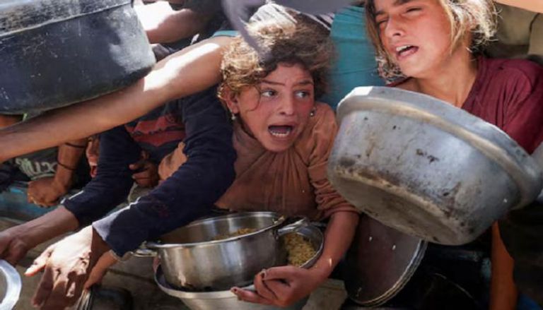 أطفال غزة يتجمعون للحصول على الطعام من مطعم خيري