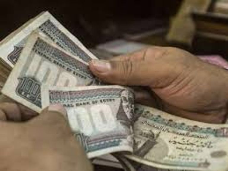 الدولار على وجهة إحدى شركات الصرافة 