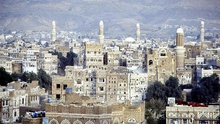 مسلح حوثي أمام مسجد في صنعاء