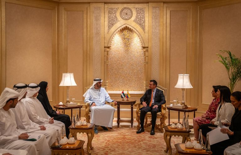 جانب من لقاء الدكتور سلطان الجابر مع رئيس الإكوادور جانب من لقاء سلطان الجابر مع رئيس الإكوادور