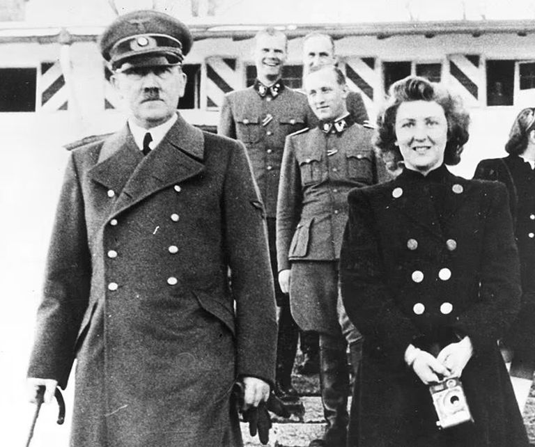 جنديان روسيا في موقع العثور رفات هتلر وإيفا براون