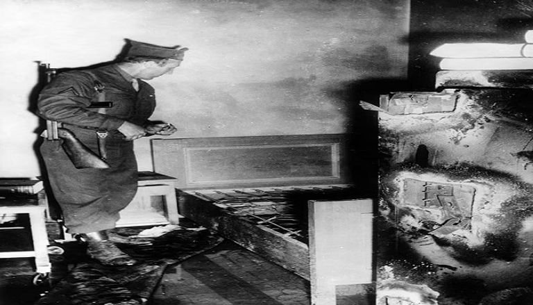 جنديان روسيا في موقع العثور رفات هتلر وإيفا براون