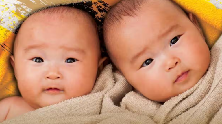 الأب والأم يحملان الطفلة التي ولدت من جنين تم تجميده قبل أكثر من ربع قرن