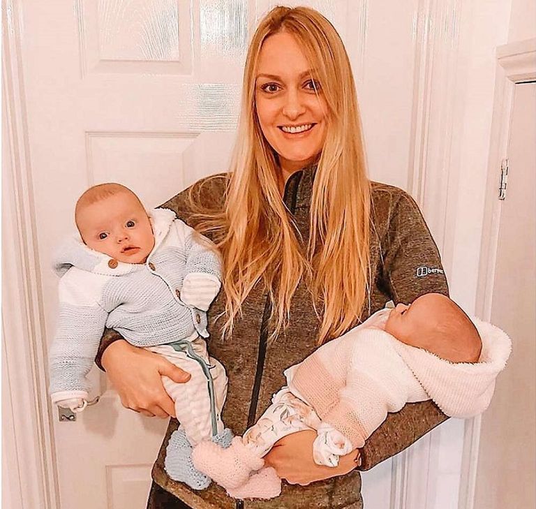 الأب والأم يحملان الطفلة التي ولدت من جنين تم تجميده قبل أكثر من ربع قرن