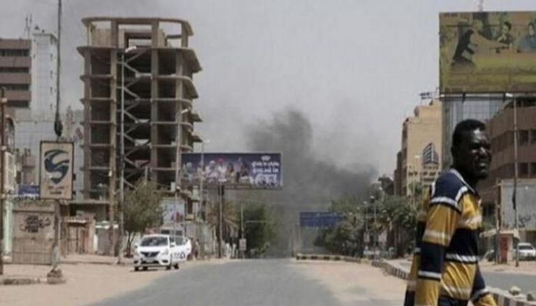 دخان يتصاعد بإحدى مناطق الحرب في السودان