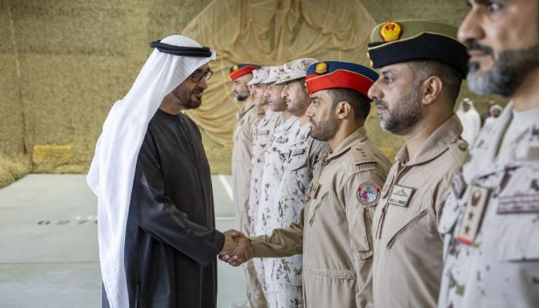 رئيس الإمارات خلال زيارته قيادة لواء خليفة بن زايد الثاني المحمول جواً