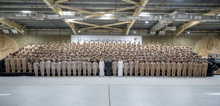 رئيس الإمارات خلال زيارته قيادة لواء خليفة بن زايد الثاني المحمول جواً