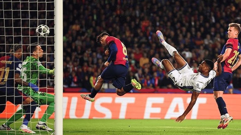 جانب من مباراة برشلونة وإنتر هانز فليك مدرب برشلونة