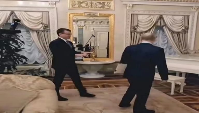 بوتين خلال الجولة في شقته الخاصة