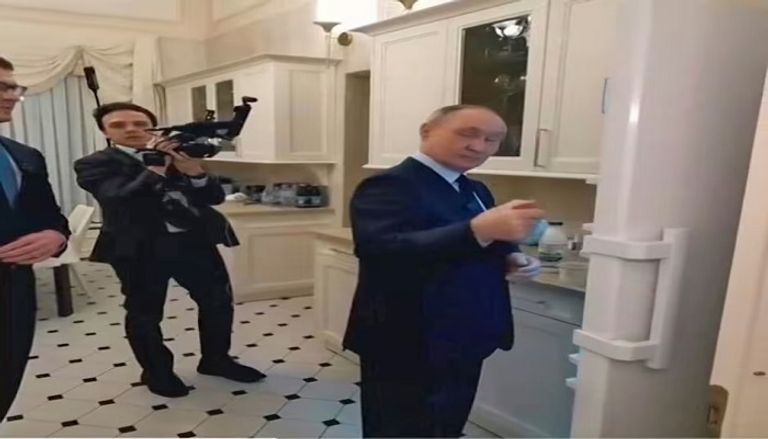بوتين خلال الجولة في شقته الخاصة