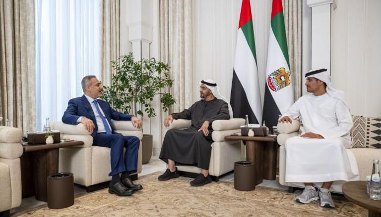 الشيخ محمد بن زايد آل نهيان مع وزير الخارجية التركي