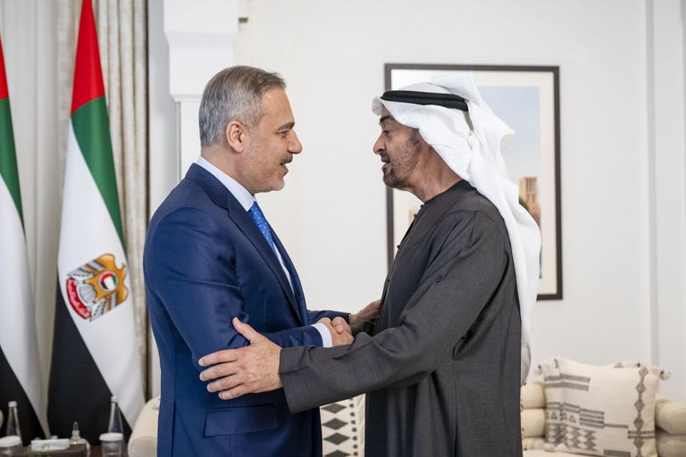 الشيخ محمد بن زايد آل نهيان مع وزير الخارجية التركي