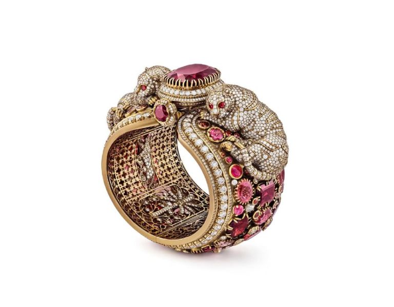 شاروخان يستعد للظهور في Met Gala بسوار فاخر