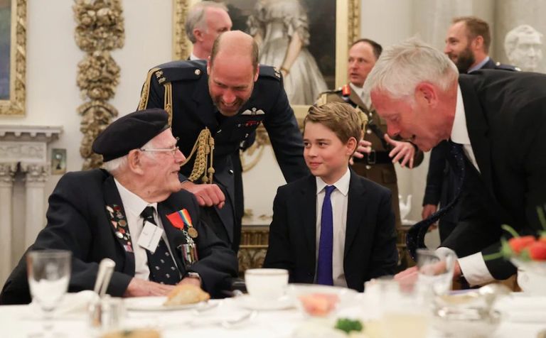 الأمير جورج خلال حفل الشاي