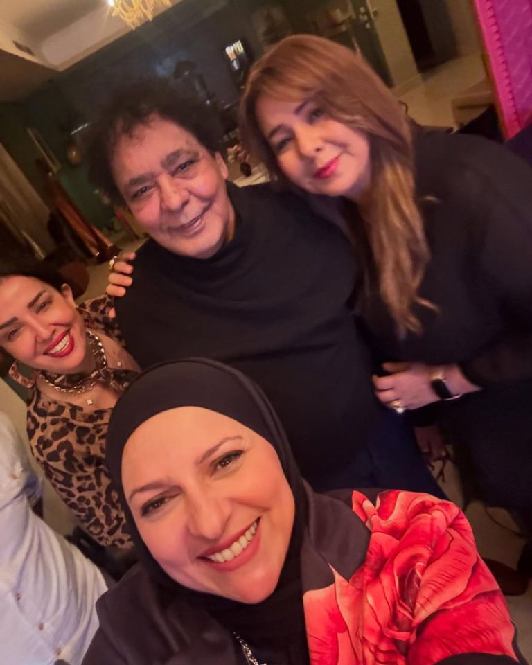 محمد منير يستقبل دعاء فاروق في منزله