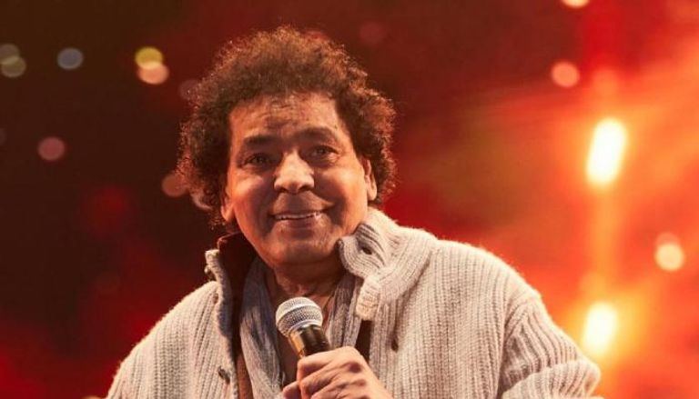 محمد منير يستقبل دعاء فاروق في منزله