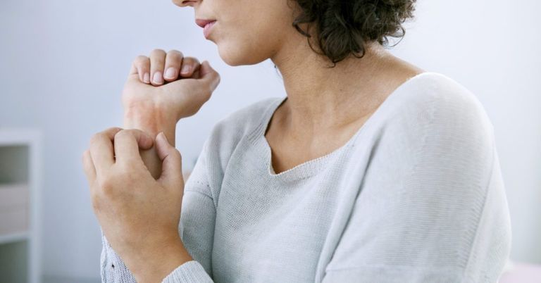 انقطاع الطمث يفجر الإكزيما لدى بعض النساء 