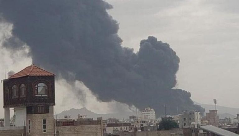 اعمدة دخان تتصاعد من مطار صنعاء