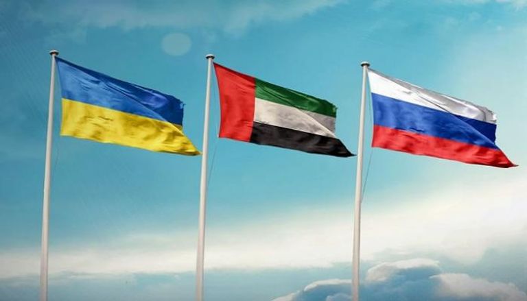 أعلام الإمارات وروسيا وأوكرانيا
