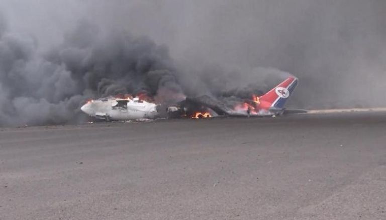 طائرة يمنية تحترق في مطار صنعاء