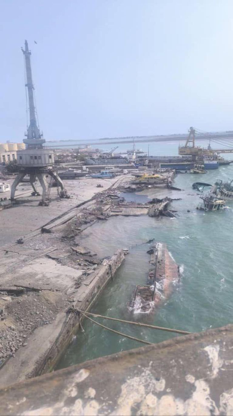 طائرة يمنية تحترق في مطار صنعاء