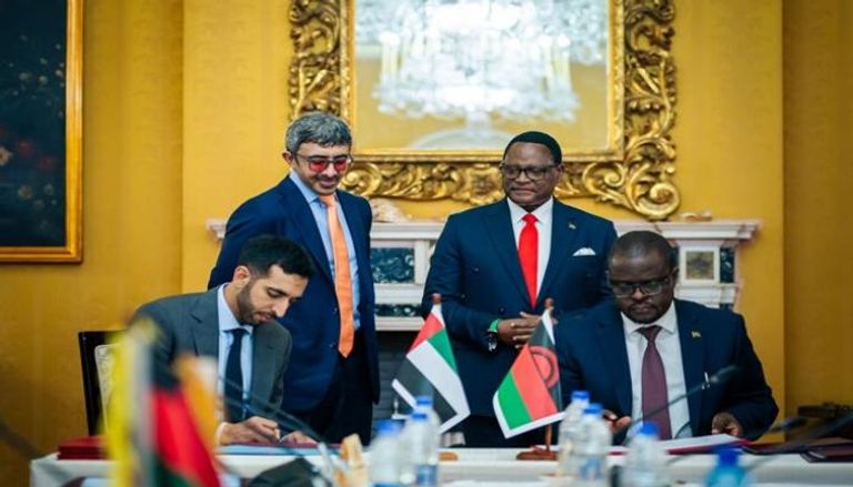 جانب من توقيع المذكرات بحضور رئيس مالاوي والشيخ عبدالله بن زايد