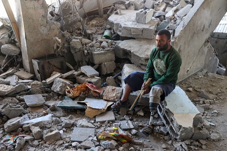 فلسطينيون وسط الركام في غزة - أ.ف.ب
