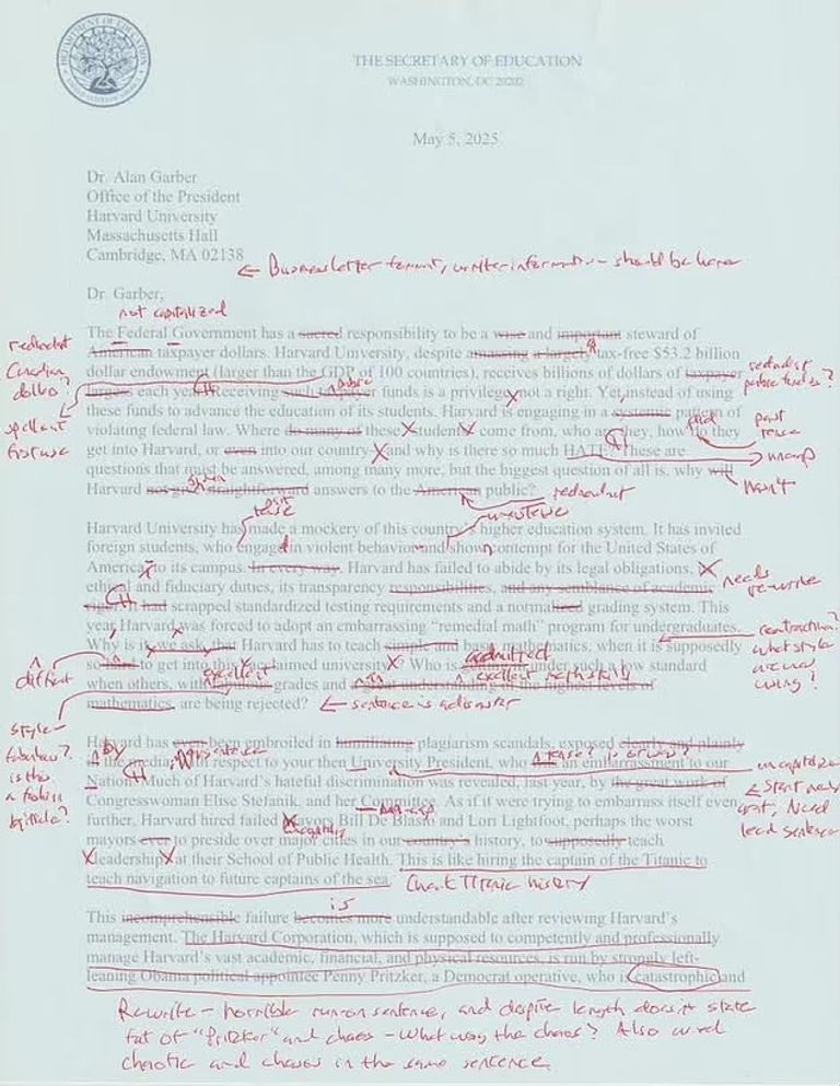 خطاب تحذيري من وزيرة التعليم الأمريكية وزيرة التعليم الأمريكية ليندا ماكماهون