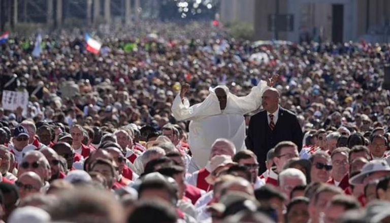 الجمهور في الفاتيكان في انتظار الإعلان عن البابا الجديد