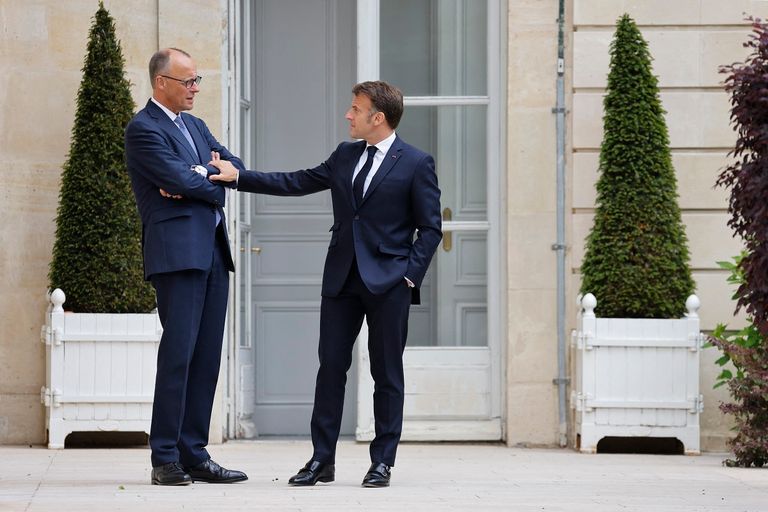 الرئيس الفرنسي إيمانويل ماكرون والمستشار الألماني فريدريش ميرتس
