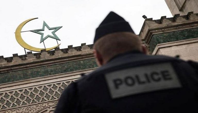 شرطي أمام مسجد في فرنسا - أرشيفية