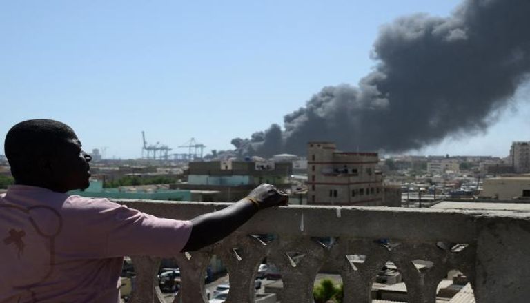 تصاعد الدخان بعد غارة جوية بطائرة مسيرة على ميناء بورتسودان