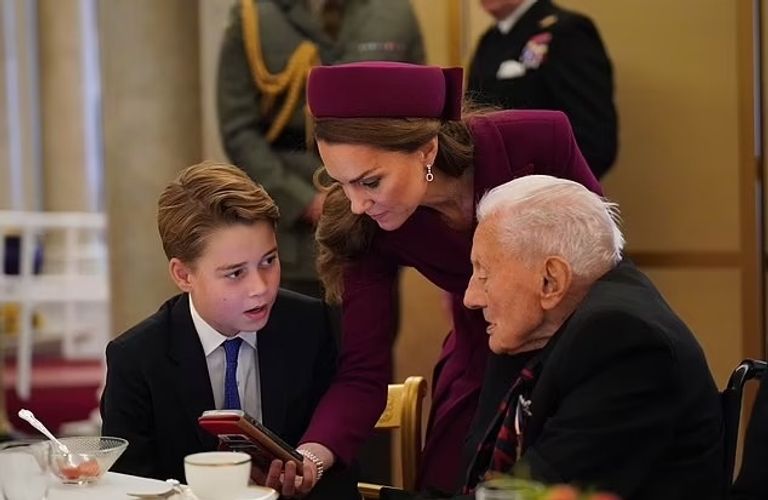 الأمير جورج مع والديه
