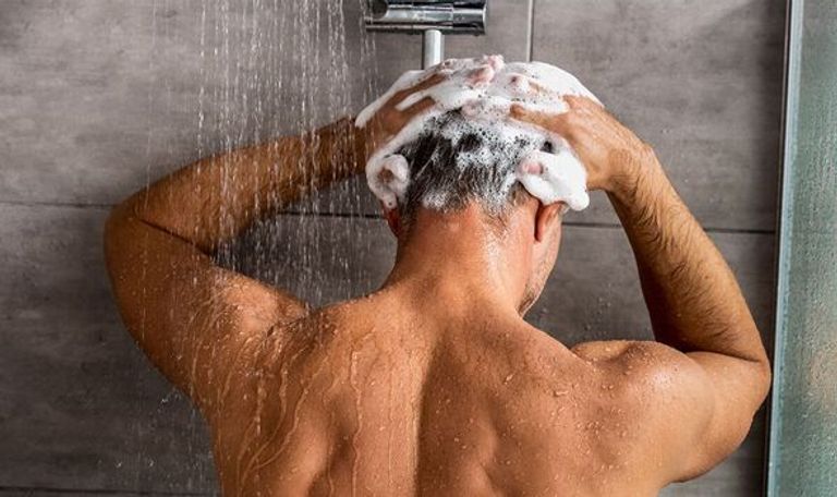 الدكتورة تيريزا إروين تنصح بالوقف الفوري لعادة التبول أثناء الاستحمام