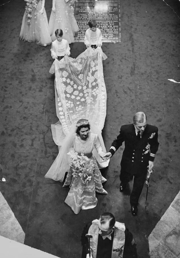 السر المخفي في فستان زفاف الملكة إليزابيث السر المخفي في فستان زفاف الملكة إليزابيث