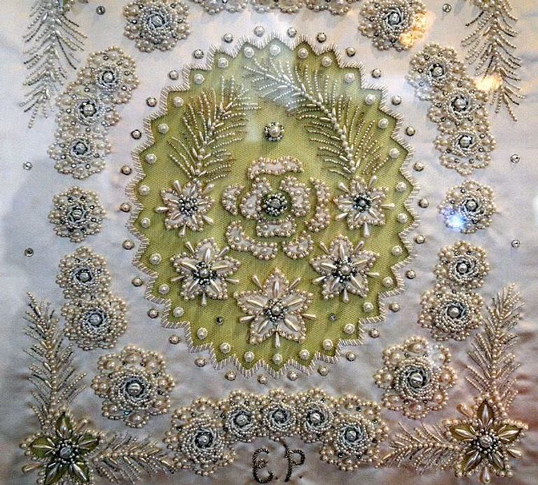 السر المخفي في فستان زفاف الملكة إليزابيث السر المخفي في فستان زفاف الملكة إليزابيث