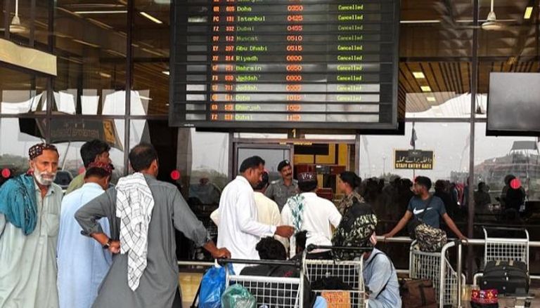 مسافرون في أحد مطارات باكستان ينتظرون عدة الرحلات