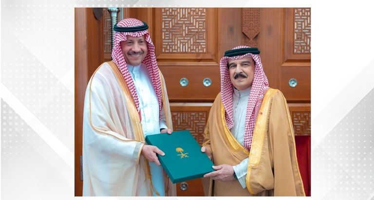 العاهل البحريني يتسلم دعوة لحضور القمة الخليجية الأمريكية بالرياض