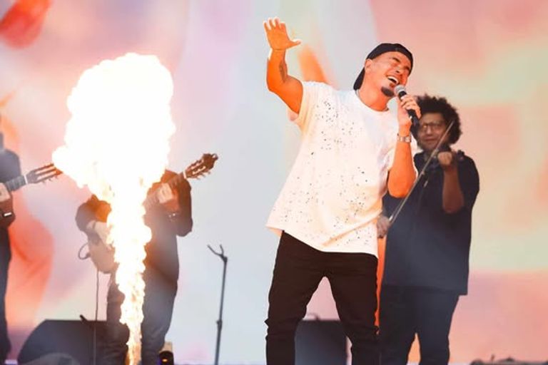 النجم المصري عمرو دياب